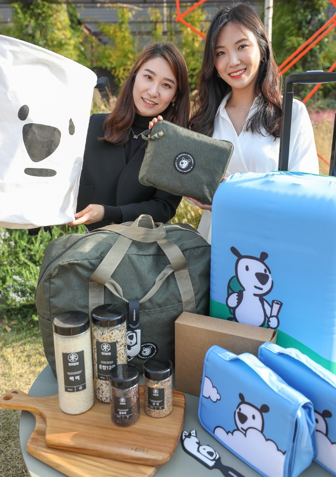 현대백화점은 25일부터 다음 달 3일까지 압구정본점 등 전국 15개 전 점포에서 진행되는 '창사 48주년 고객 감사제'를 맞아 자체 캐릭터 '흰디'를 활용한 다양한 생활용품을 기프트로 증정한다. /사진=현대백화점그룹.