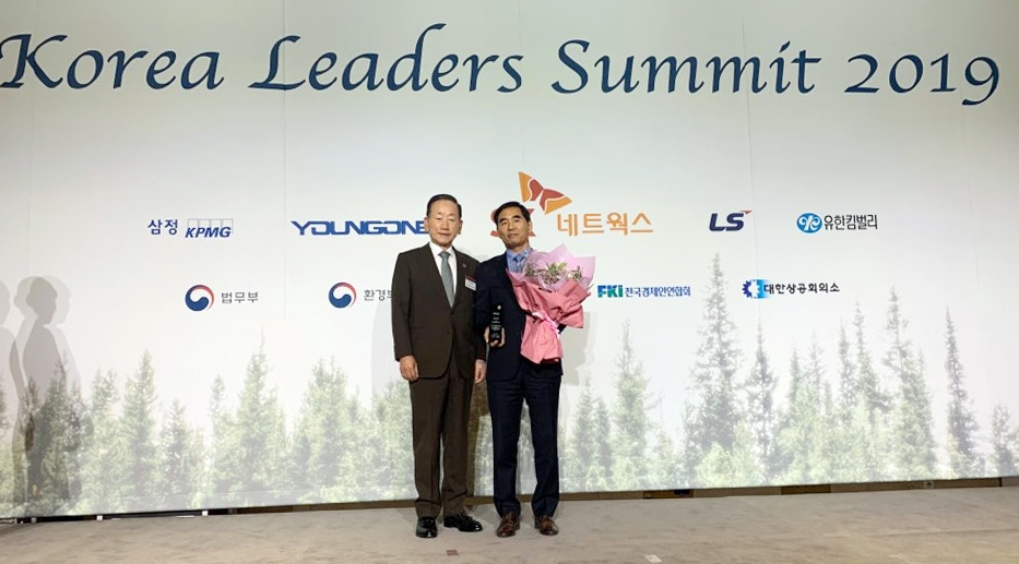 이동건 UNGC 한국협회장(왼쪽), 오성호 DGB금융지주 상무가 시상식 후 기념촬영을 하고 있다./사진=DGB금융지주