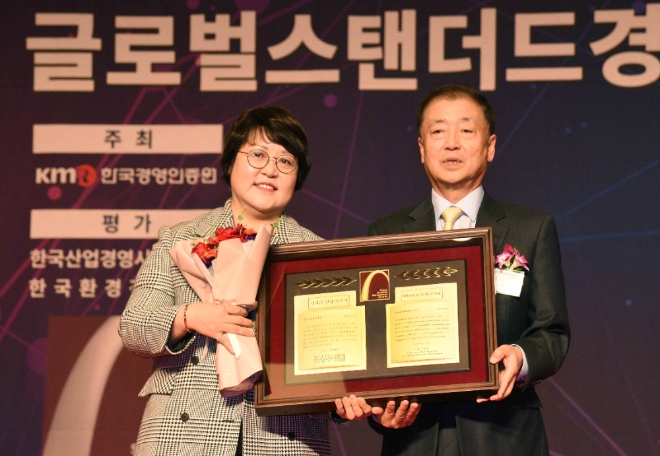 홈플러스는 한국경영인증원이 주최하는 ‘제 18회 글로벌 스탠다드 경영대상(Global Standard Management Awards, GSMA)’ 시상식에서 지속가능경영대상부문 ‘명예의 전당’에 선정됐다. /사진=홈플러스.