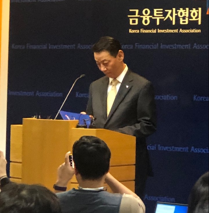 ▲권용원 금융투자협회장이 30일 서울 여의도 금융투자협회에서 열린 기자회견에서 입장을 발표하고 있다./사진=한국금융신문