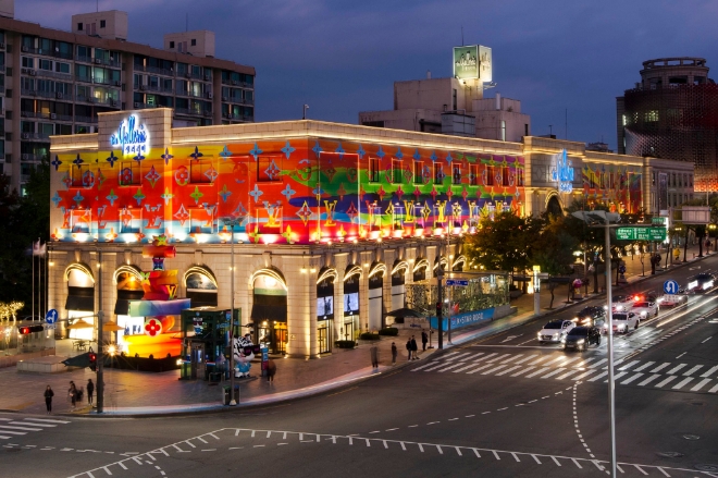 갤러리아백화점은 압구정동 명품관에 크리스마스 관련 조형물과 외관 인테리어를 선보인다. /사진=한화갤러리아.