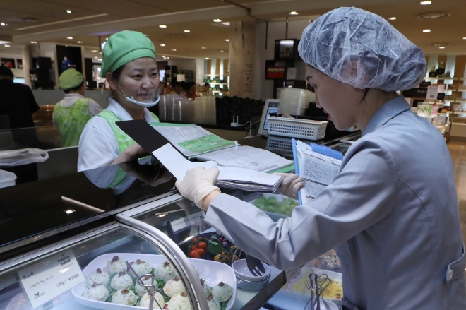 롯데백화점은 음식점 위생 상태에 대한 객관적인 위생 수준을 평가받을 수 있는 ‘음식점 위생등급제’에 자발적으로 참여해 전국 점포에 입점한 음식점 중 410개 음식점이 위생이 우수한 것으로 인증받았다. /사진=롯데쇼핑.