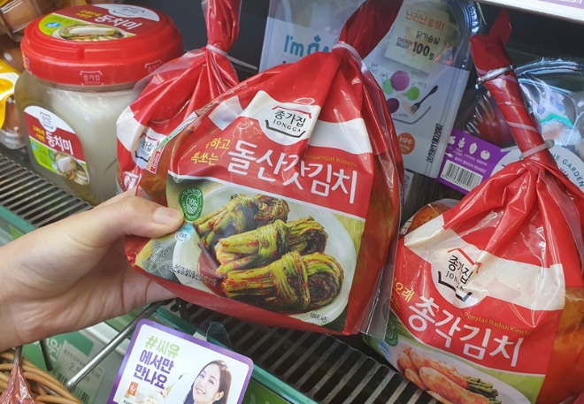 CU는 오는 6일부터 다음 달 16일까지 30년 전통 대상㈜ 종가집과 손잡고 별미 김치 및 김장 김치 예약판매에 나선다. /사진=BGF리테일.