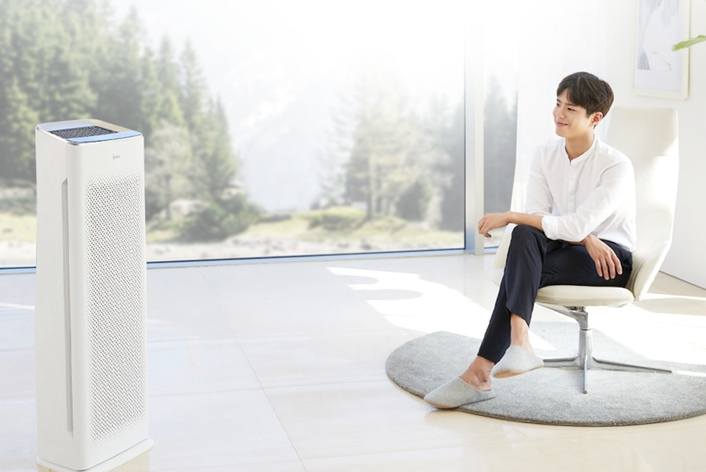 △박보검 배우의 위닉스 공기청정기 광고 모습/사진=오승혁 기자(위닉스 자료 편집)