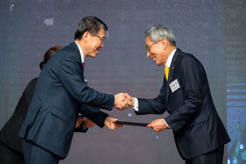 2019년 10월 31일 여의도 63컨벤션에서 열린 제2회 회계의 날 기념식에서 은성수 금융위원장(왼쪽)이 윤종규 KB금융그룹 회장(오른쪽)에게 철탑산업훈장을 수여하고 있다. / 사진= 금융위원회