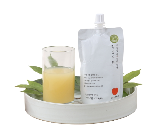 현대그린푸드는 중소식품업체 ‘농업회사법인 (주)프레쉬벨’과 협업해 판매중인 자체 친환경 농산물 브랜드 ‘산들내음 착즙주스’ 2종이 환경부 산하 한국환경산업기술원으로부터 ‘탄소발자국’ 인증을 획득했다고 밝혔다. /사진=현대백화점그룹.