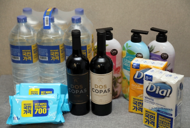 이마트가 지난 8월 1일 출시 후 100일을 맞은 에브리데이 국민가격 매출을 분석한 결과 와인 84만병, 물티슈 130만개, 생수 340만병(묶음:56만개) 등 주요 상품들이 큰 인기를 얻은 것으로 나타났다. /사진=신세계그룹.