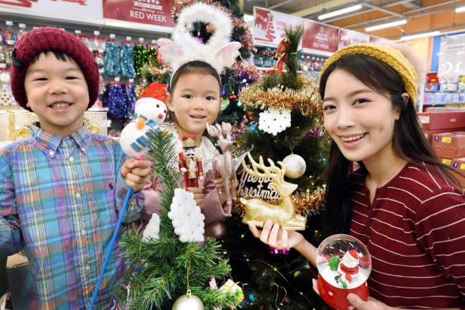홈플러스는 추워지는 날씨와 함께 일찍부터 느껴지는 연말 분위기 연출을 위해 직수입 크리스마스 트리를 선보인다. /사진=홈플러스.