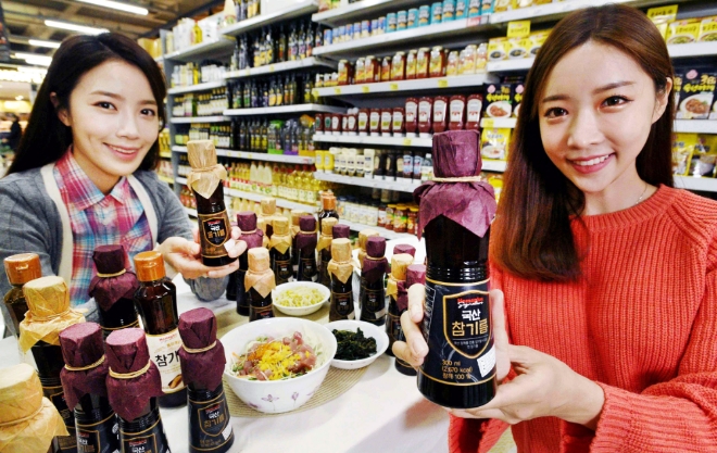 홈플러스는 PB 신제품 ‘홈플러스 시그니처 국산 참기름’과 ‘홈플러스 시그니처 국산 들기름’을 론칭했다. /사진=홈플러스.