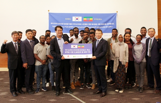 롯데는 유엔참전용사 국제추모일(‘turn toward Busan’; 턴 투워드 부산)인 11일 에티오피아 아디스아바바 현지에서 참전용사복지회관 준공식과 참전용사 후손 장학금 수여식을 진행했다. /사진=롯데지주.