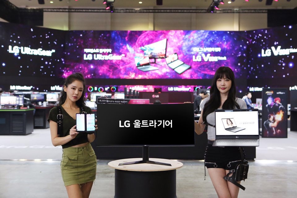 △LG전자 모델들이 지스타 2019 부스에서 울트라기어를 홍보하고있다/사진=LG전자