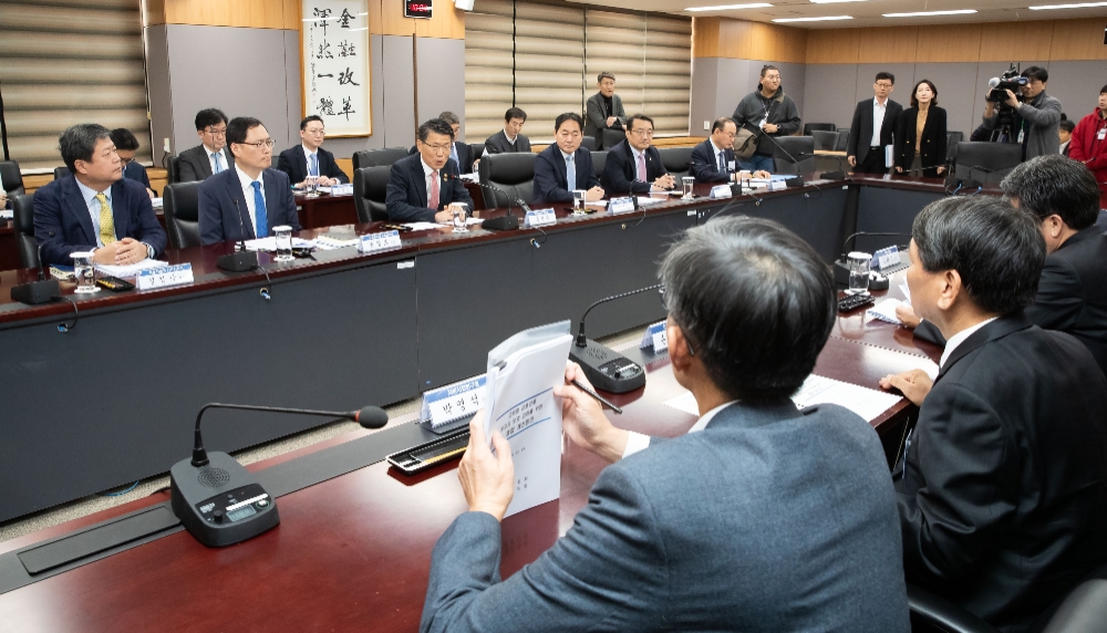 15일 광화문 정부서울청사에서 은성수 금융위원장이 '금융투자자 보호를 위한 제도개선 방안 간담회'를 주재하고 있다. / 사진= 금융위원회(2019.11.15)