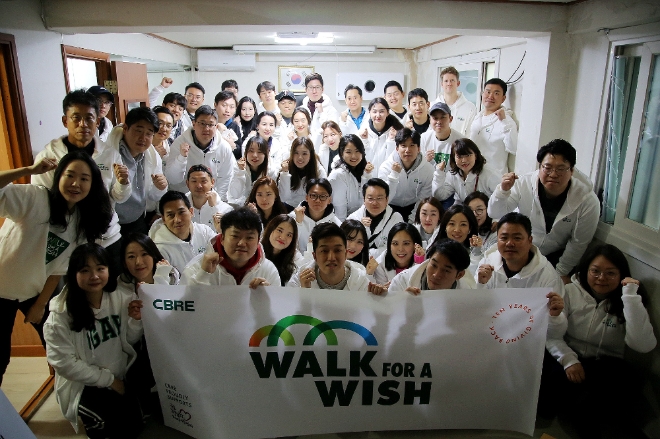 CBRE코리아 임직원들이 봉사활동 후 기념 촬영을 하고 있다. 제공=CBRE코리아