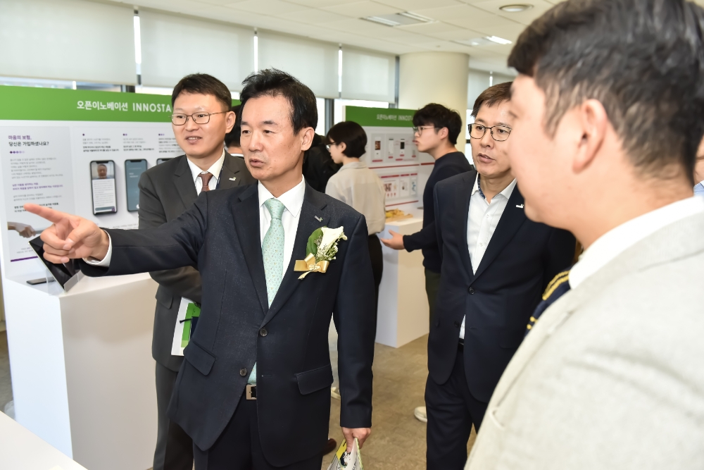 19일 광화문 교보생명 본사에서 열린 '2019 교보생명 이노스테이지 데모데이'에서 윤열현 교보생명 사장(왼쪽 두번째)이 오픈이노베이션 협업모델이 전시된 부스 전시장을 둘러보고 있다. / 사진=교보생명