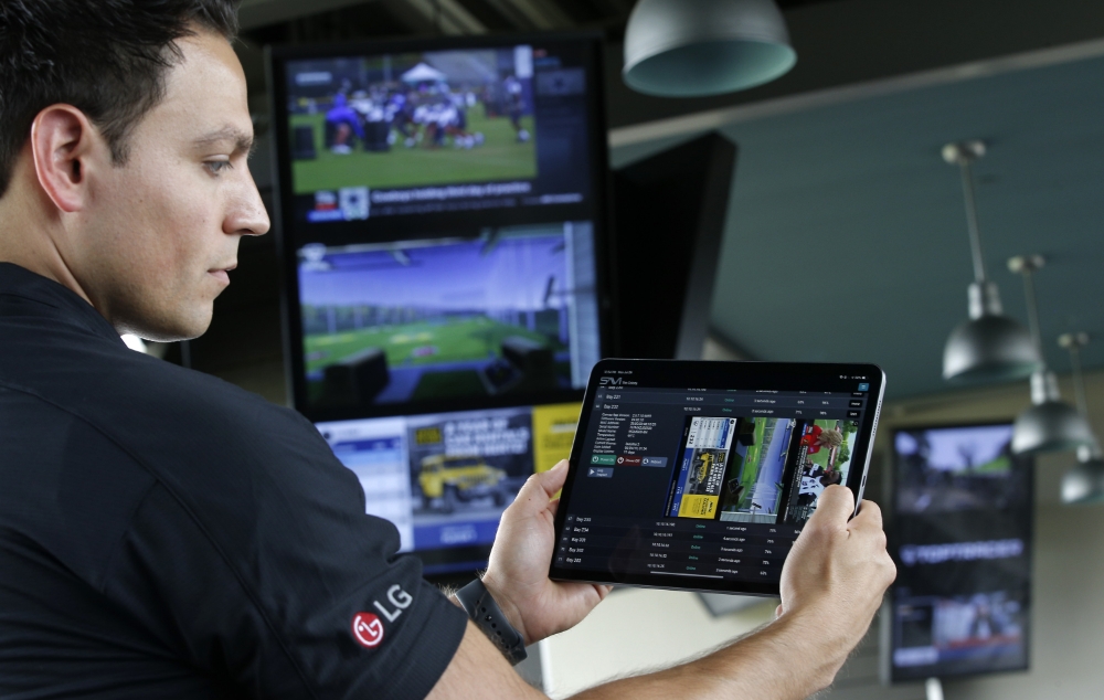 △LG전자 직원이 디지털 사이니지를 와이파이로 원격 제어하고 있다/사진=LG전자