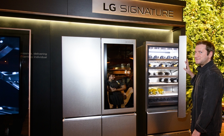 △LG 시그니처 소개 행사에 참여한 러시아인이 시그니처 와인 셀러를 흥미롭게 관찰하고 있다/사진=LG전자