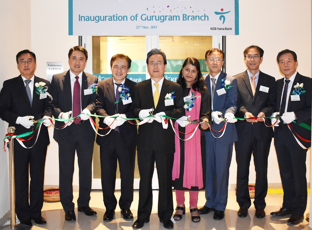 KEB하나은행은 지난 11월 22일(현지시각) 인도 북부 하리아나주(州) 구루그람(Gurugram)시(市)에 '구루그람(Gurugram) 지점'을 개설했다. 사진 왼쪽부터 안영진 현대자동차 상무, 양승진 KEB하나은행 구루그람지점장, 권호상 KEB하나은행 유럽중동지역대표, 신봉길 주인도대한민국대사, 란주씩티아 (Ms. Ranju Sigtia) ICICI은행 대표(FIG Head), 김문영 코트라 서남아지역본부장, 김진옥 KC코트렐 부사장, 박의돈 재인도한인회장. / 사진= KEB하나은행
