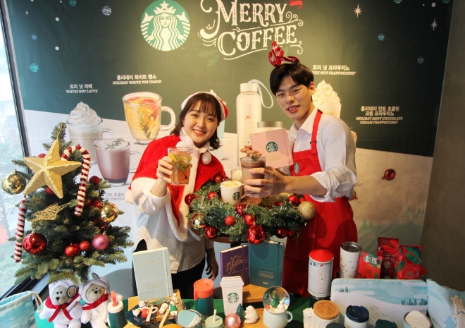 스타벅스는 지난달 28일 크리스마스 시그니처 메뉴인 ‘토피넛 라떼’를 비롯해 음료 3종, 푸드 6종 등을 출시했다. /사진=스타벅스.