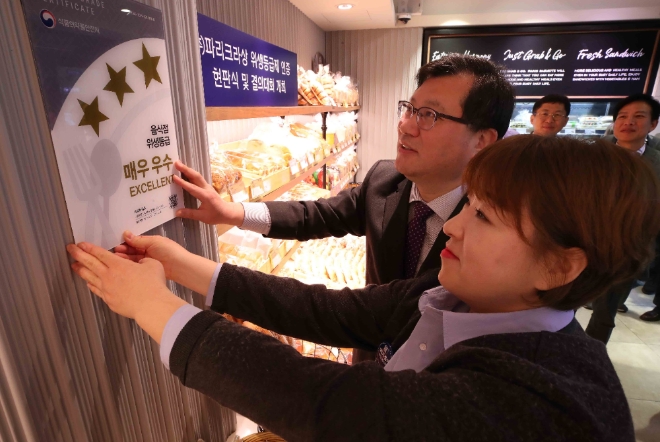 파리크라상이 식품의약품안전처(이하 식약처)에서 주관하는 음식점 위생등급제를 2020년까지 파리바게뜨, 파스쿠찌, 쉐이크쉑 등 전국 4천 여 개 매장에 도입한다. /사진=SPC그룹.