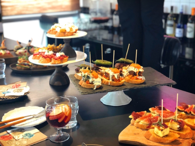 롯데백화점은 오는 29일 소공동 본점 지하 1층 식품관에 영업면적 95.2 m² (28.8평) 규모로 스페인의 전통 음식인 ‘타파스(Tapas)’와 중국의 전통 음식인 ‘딤섬’을 판매하는 스탠딩 바 제 3탄 ‘글로벌 스탠딩 바’를 선보인다. /사진=롯데쇼핑.