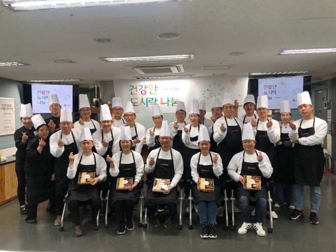 CJ푸드빌은 정성필 대표이사 등 경영진과 임직원이 26일 서울 가산동에 위치한 ‘CJ푸드빌 아카데미’에서 ‘건강한 도시락 나눔 봉사’ 활동을 진행했다. /사진=CJ푸드빌.