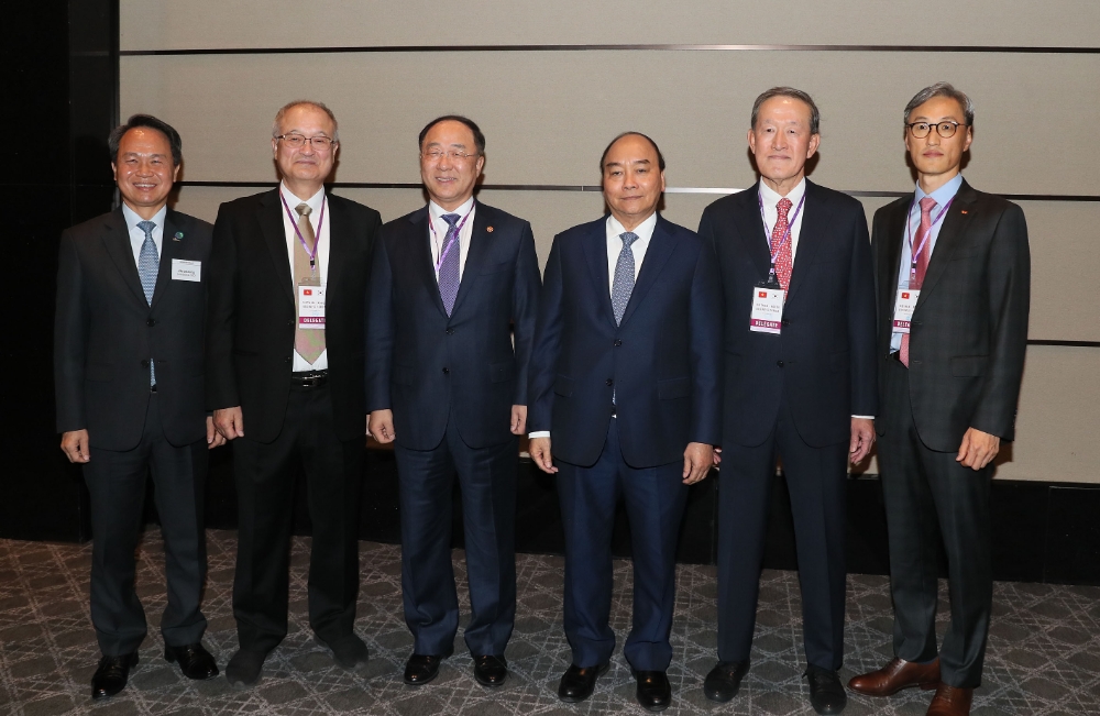 △그랜드하얏트호텔에서 열린 '한-베트남 비즈니스 포럼 사전 간담회'에서 홍남기 경제부총리(왼쪽 세번째), 응우옌 쑤언 푹 베트남 총리(왼쪽 네번째), 허창수 전경련 회장(왼쪽 다섯번째)을 비롯한 양국 주요인사들이 기념촬영을 하고 있다/사진=전경련