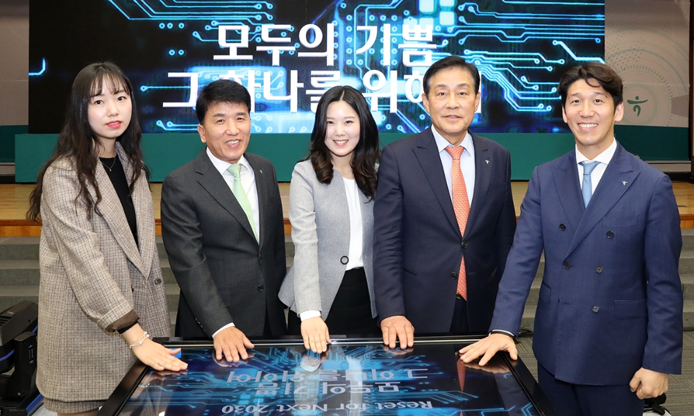12월 2일 명동 사옥 대강당에서 열린 하나금융그룹 출범 14주년 기념식에서 김정태 하나금융그룹 회장(사진 왼쪽에서 네번째), 함영주 부회장(사진 왼쪽에서 두번째)이 직원 대표와 함께 '하나금융그룹, 미래를 코딩하다'라는 주제로 미래 키워드를 코딩하는 세리머니를 하고 있다. / 사진= 하나금융지주
