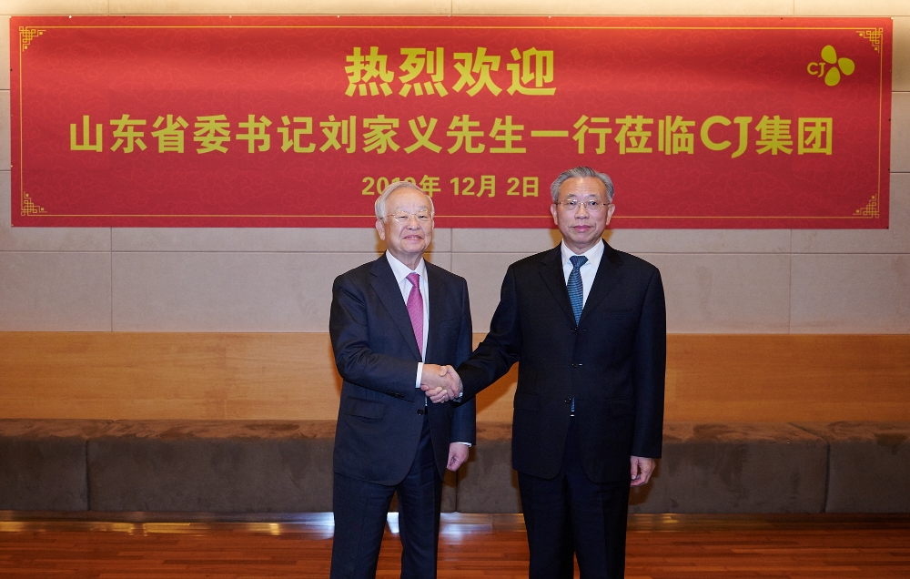손경식 CJ그룹 회장(왼쪽)이 류자이 중국 산동성 당위원회 서기(오른쪽)와 기념촬영을 하고 있다. /사진제공=CJ
