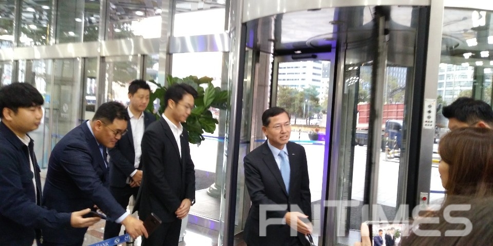 13일 서울 중구 세종대로 본사에서 열린 신한금융지주 차기 회장 후보 회추위 면접에 참석한 임영진 신한카드 사장이 기자들의 질문에 답하고 있다. / 사진= 한국금융신문(2019.12.13)