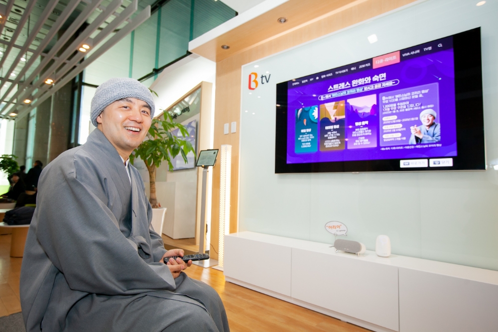 혜민스님이 SK브로드밴드 건물 로비에서 스트레스 완화, 숙면 명상심리 서비스를 체험하는 모습/사진=SK브로드밴드