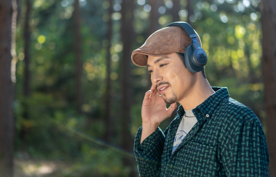 JBL LIVE650BTNC 블랙 모델을 착용하 모델의 모습/사진=삼성하만