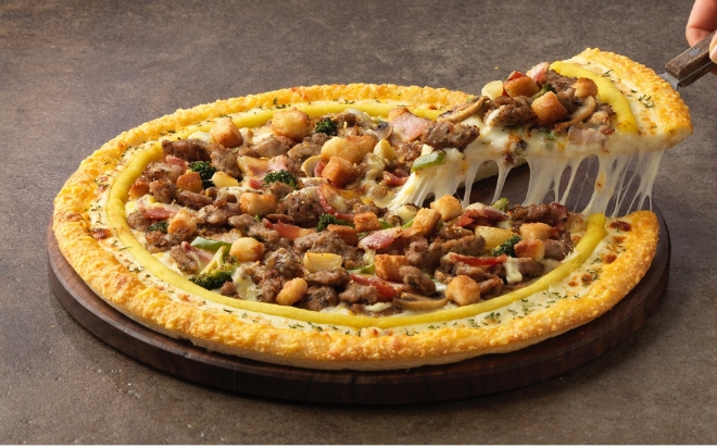 한국피자헛은 신제품 ‘이탈리안 살시챠 피자’를 전국 매장에서 공식 출시했다. /사진=한국피자헛.