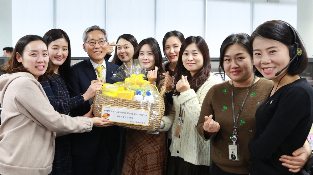 윤종규 KB금융지주 회장은 2일 새해 첫 행보로 KB국민은행과 KB손해보험의 콜센터를 찾았다. KB국민은행 콜센터 현장방문 기념촬영중인 윤종규 회장(왼쪽에서 세 번째)과 직원들. / 사진= KB금융지주(2020.01.02)