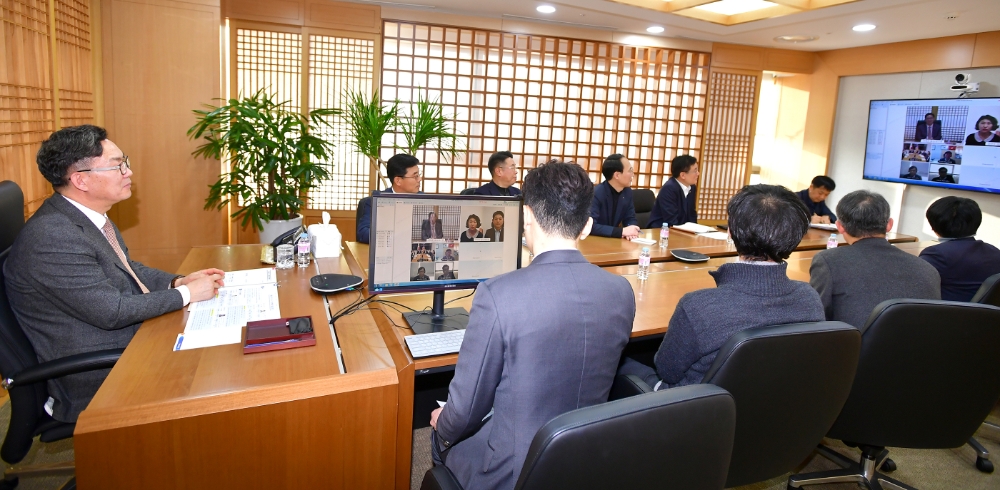 이대훈 농협은행장이 3일 글로벌사무소 직원들과 화상통화를 하고 있다./사진=농협은행