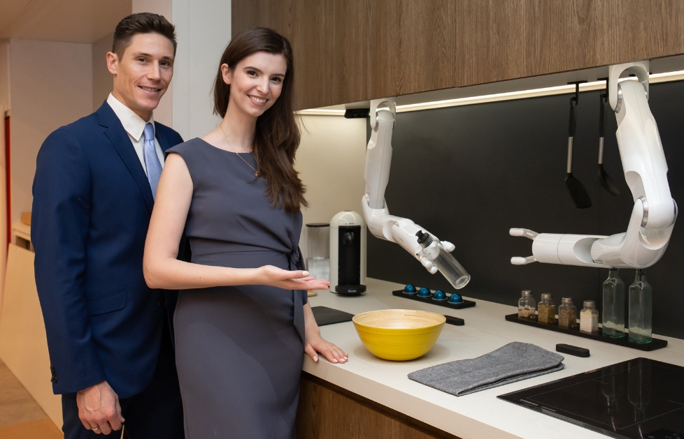 삼성전자 모델들이 삼성봇 셰프를 선보이고 있다. ‘삼성봇 셰프’는 로봇 팔에 다양한 도구를 바꿔 장착함으로써 식재료를 자르고 섞거나 양념을 넣는 등의 요리 보조 기능을 지원하며, 레시피를 다운로드 받아 필요한 작업을 수행할 수 있다/사진=삼성전자