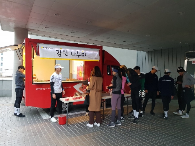 ‘감탄떡볶이’는 지난달 28일 서울 한남동 한국컴패션 본사 일대에서 개최된 ‘미라클365 위드 아이스' 기부런 참가자 전원에게 즉석에서 조리된 떡볶이를 나누는 행사를 진행했다. /사진=오투스페이스.