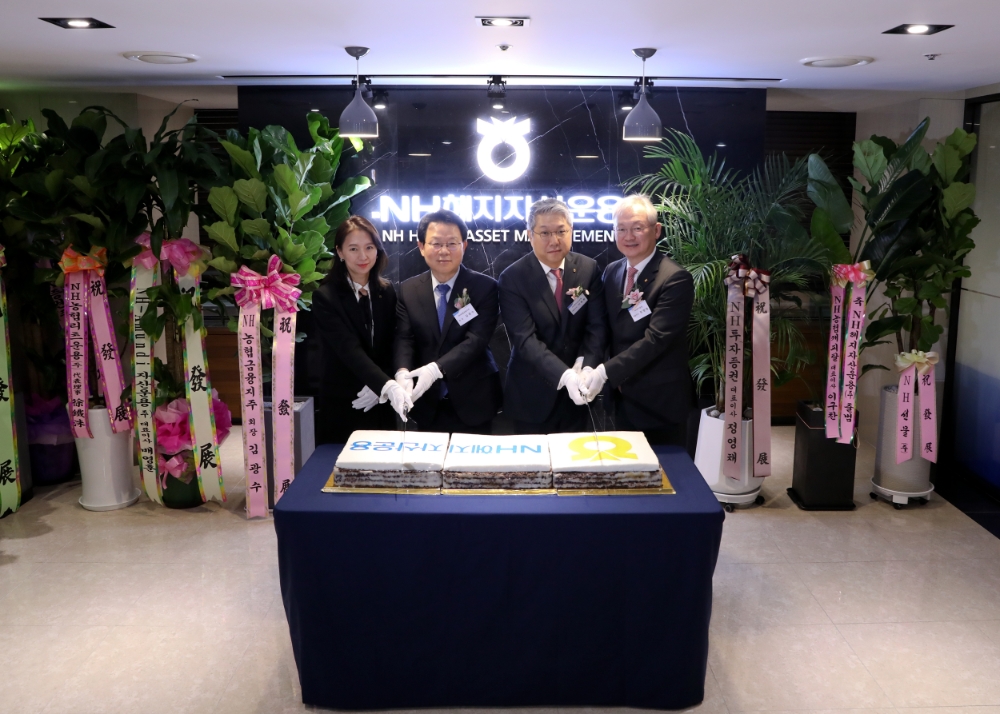 ▲NH헤지자산운용은 6일 서울 여의도 본사에서 주요 계열사 대표 등이 참석한 가운데 출범식을 진행했다. (왼쪽 두 번째부터) 김광수 NH농협금융지주 회장, 이동훈 NH헤지자산운용 대표, 정영채 NH투자증권 대표./사진=NH투자증권