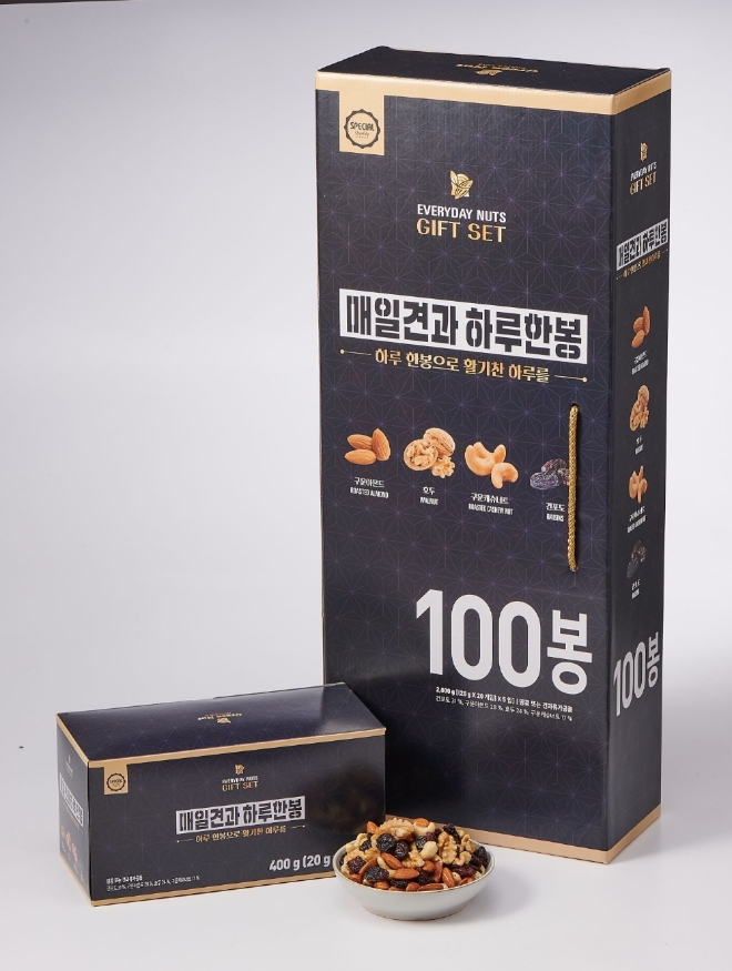 롯데마트는 2020년 설 선물세트 판매에 가성비 견과 선물세트인 ‘매일견과 하루한봉 100봉’을 엘포인트(L.POINT) 고객에 한해 정상가 대비 절반 수준인 2만9900원에 판매한다. /사진=롯데쇼핑.