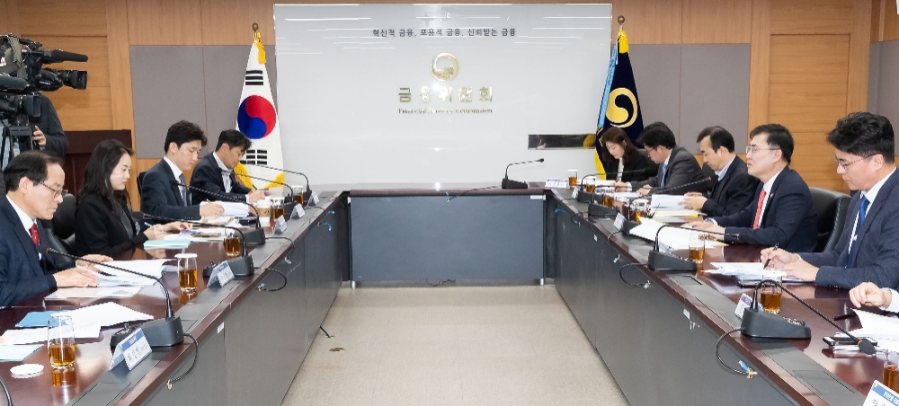 손병두 금융위원회 부위원장(오른편 가운데)이 1월 9일 정부서울청사 금융위원회에서 금융시장반 제1차 회의를 주재하고 모두발언을 하고 있다. / 사진= 금융위원회
