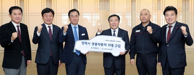 (왼쪽부터) 평택시의회 이병배 부의장, 유의동 국회의원, 정장선 평택시장, 쌍용자동차 예병태 대표이사, 쌍용자동차 정일권 노동조합위원장, 원유철 국회의원.