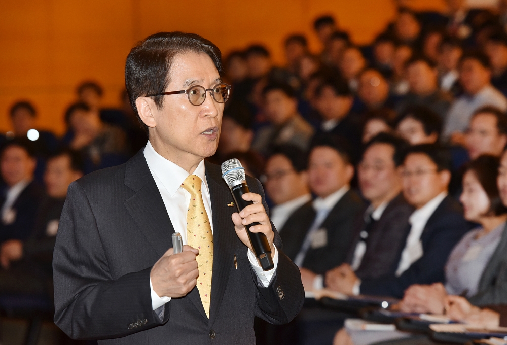 지난 10일 충남 천안시 계성원(교보생명 연수원)에서 열린 '2020년 출발 전사경영전략회의'에서 신창재 교보생명 회장이 디지털 혁신을 가속화해 새로운 고객가치를 창출하자고 말했다. / 사진=교보생명