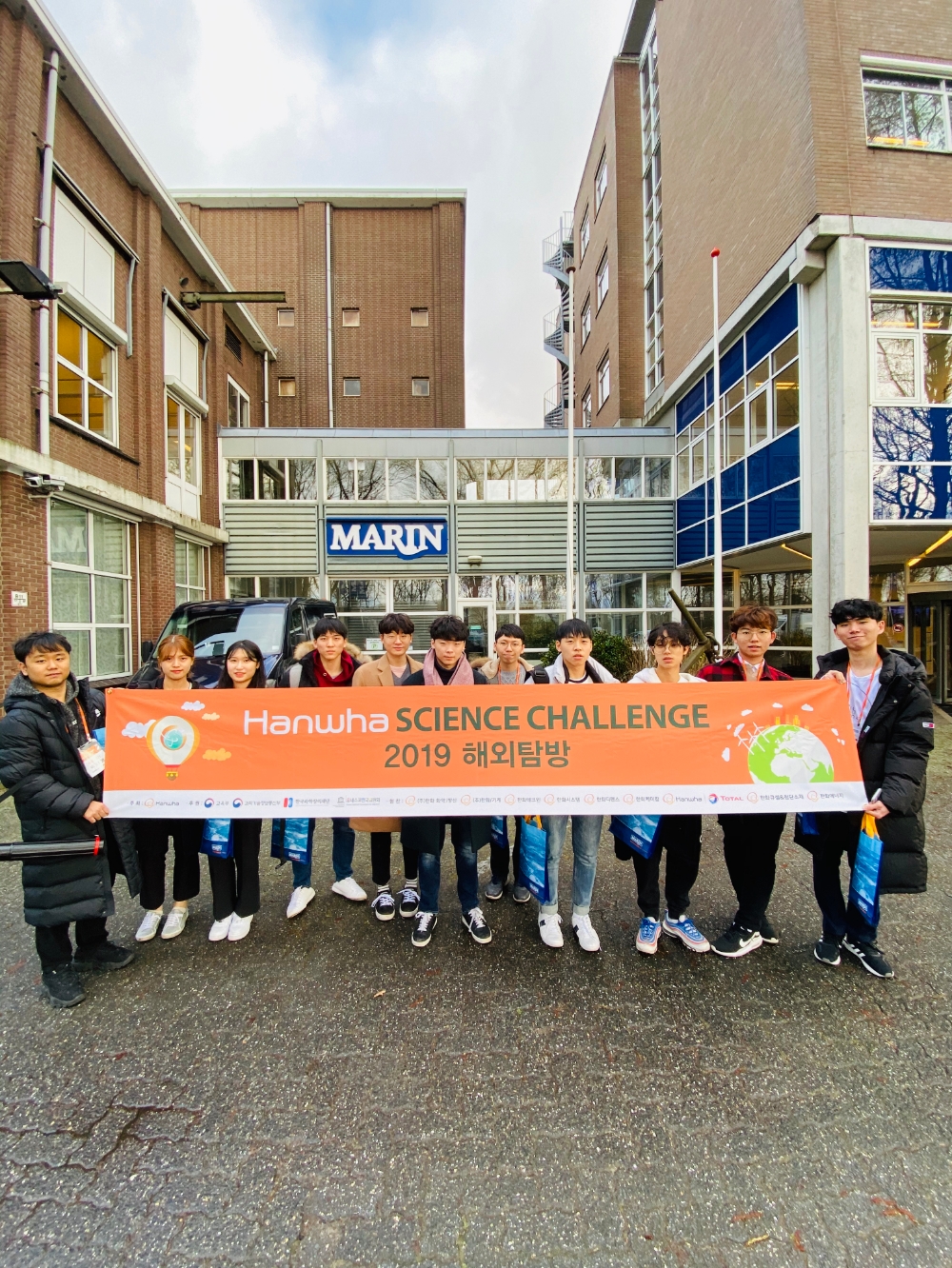 한화 사이언스 챌린지 수상자들이 네덜란드 해양연구소에서 기념 촬영하고 있다/사진=한화그룹