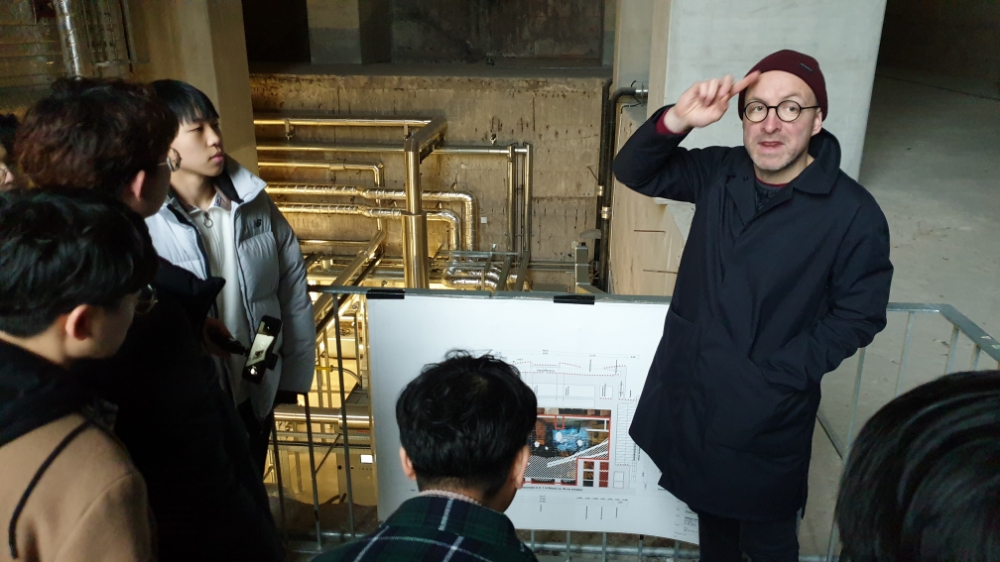 한화 사이언스 챌린지 수상자들이 IBA 함부르크에서 기념 사진을 찍고 있다/사진=한화그룹