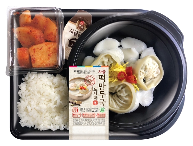 이마트24는 한 주 앞으로 다가온 설 명절을 맞아, 간편하게 먹을 수 있는 사골떡만두국 도시락을 15일 선보인다. /사진=신세계그룹.