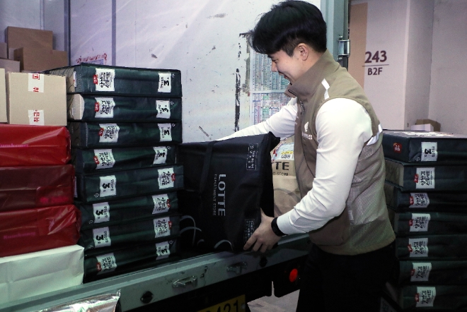 롯데백화점은 설 명절을 맞이해 오는 24일까지 설 선물세트 특별 배송에 나선다. /사진=롯데쇼핑.