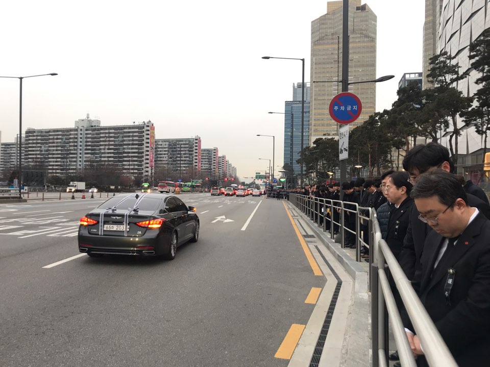 영구행렬을 따라 목례중인 롯데 임직원들. /사진=구혜린 기자