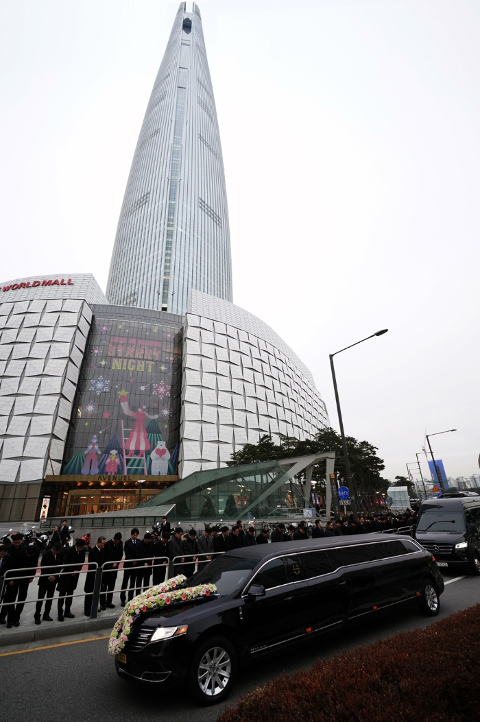 롯데월드타워를 거쳐 장지로 이동하는 운구차. /사진제공=롯데지주