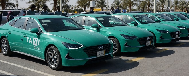 사우디향 쏘나타(DN8) 택시가 킹 칼리드 국제공항에 주차됐다. (사진=현대차)