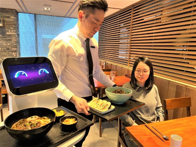 제일제면소는 서울역사점에 서빙 로봇을 시범 도입한다. /사진=CJ푸드빌.