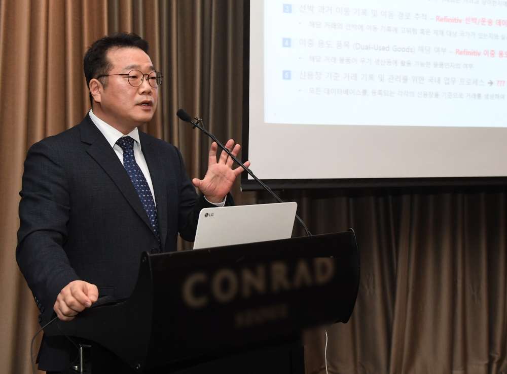 레피니티브코리아 김석준 대표가 2월 4일 콘래드 서울 호텔에서 열린 기자간담회에서 무역기반자금세탁 방지에 대한 현재의 상황에 대해 설명하고 있다. / 사진= 레피니티브코리아(2020.02.04)